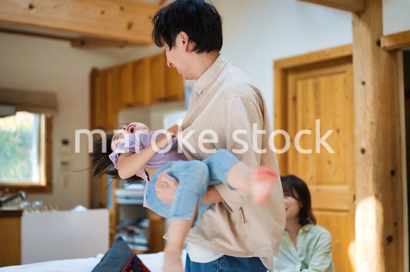 おうちで仲良く遊ぶ幸せなファミリー