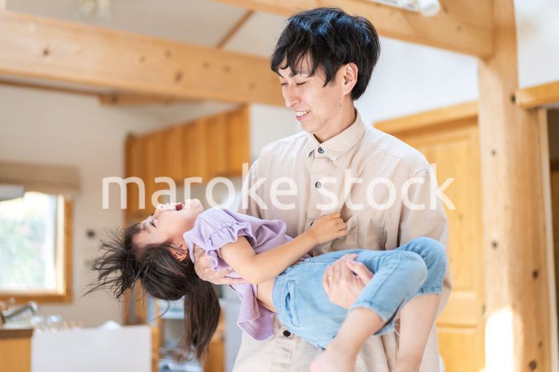 おうちで仲良く過ごす家族