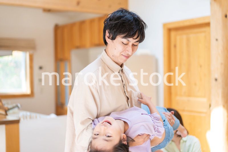 おうちで仲良く過ごす家族