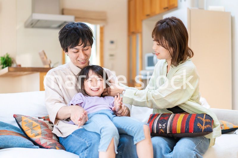 おうちで仲良く過ごす家族