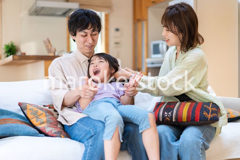 おうちで仲良く過ごす家族