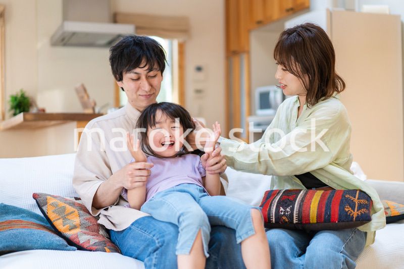 おうちで仲良く過ごす家族