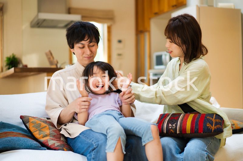 おうちで仲良く遊ぶ幸せなファミリー