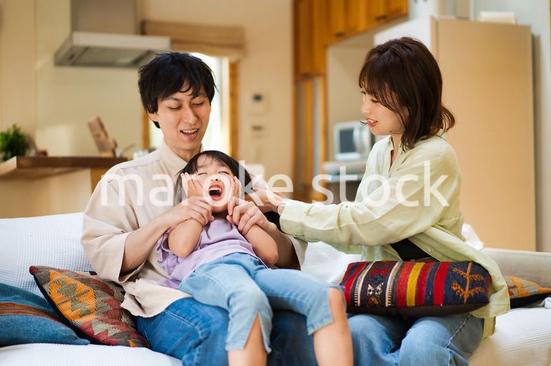 おうちで仲良く遊ぶ幸せなファミリー