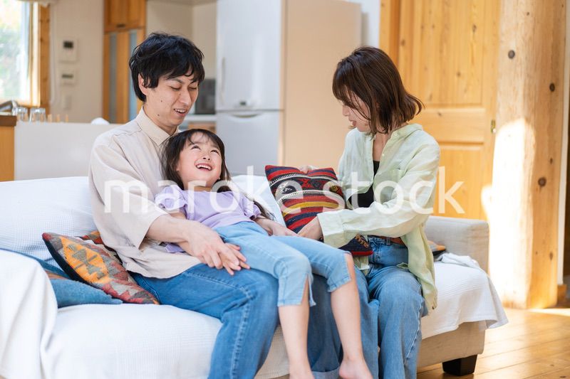 おうちで仲良く過ごす家族