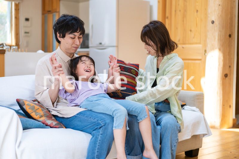 おうちで仲良く過ごす家族