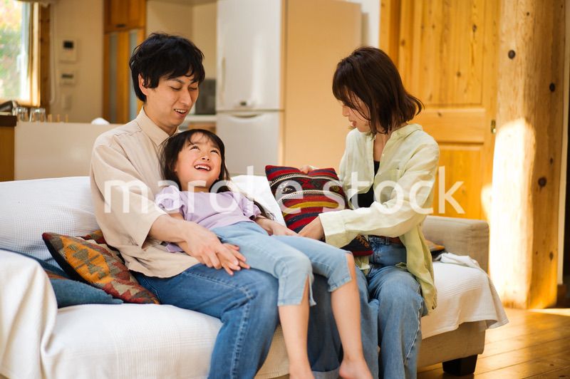 おうちで仲良く遊ぶ幸せなファミリー