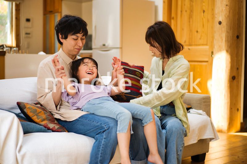 おうちで仲良く遊ぶ幸せなファミリー