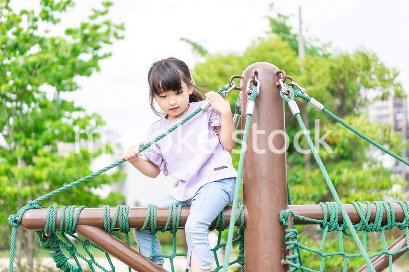 公園で遊ぶ小さな女の子