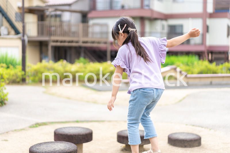 公園で遊ぶ小さな女の子