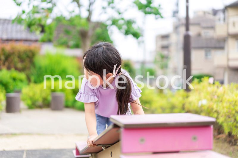 公園で遊ぶ小さな女の子