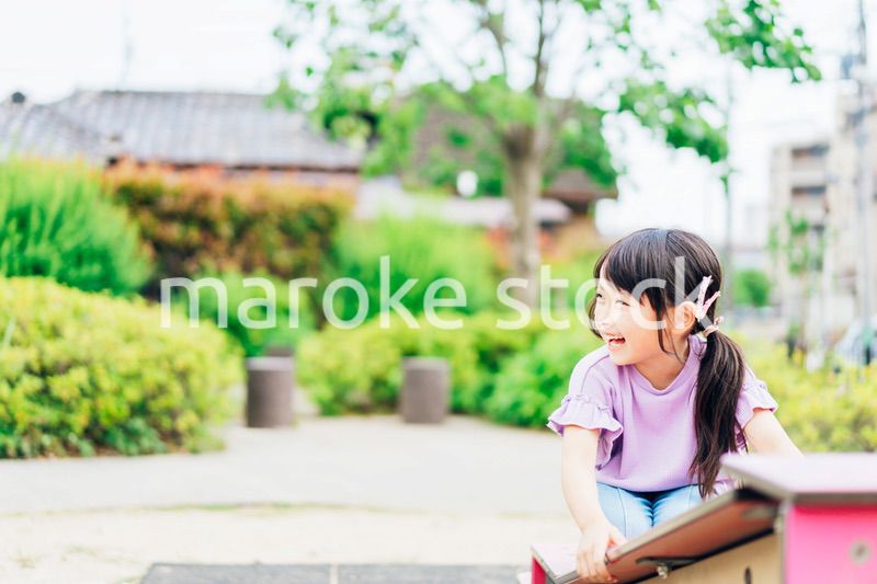 公園で遊ぶ小さな女の子