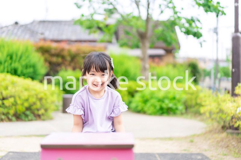 公園で遊ぶ小さな女の子