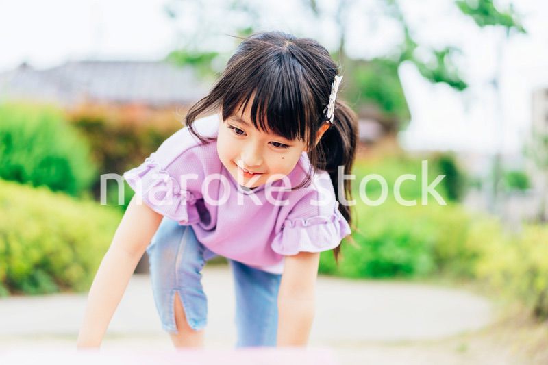 公園で遊ぶ小さな女の子