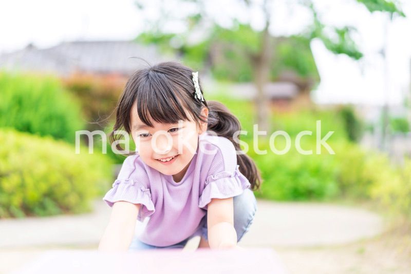 公園で遊ぶ小さな女の子