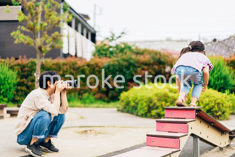 子供の成長を写真で撮るお父さん