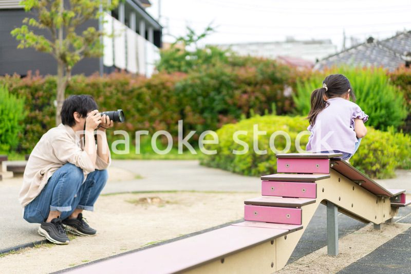 子供の成長を写真で撮るお父さん