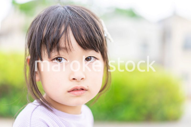 公園で遊ぶ小さな女の子