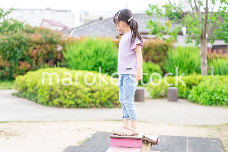 公園で遊ぶ小さな女の子