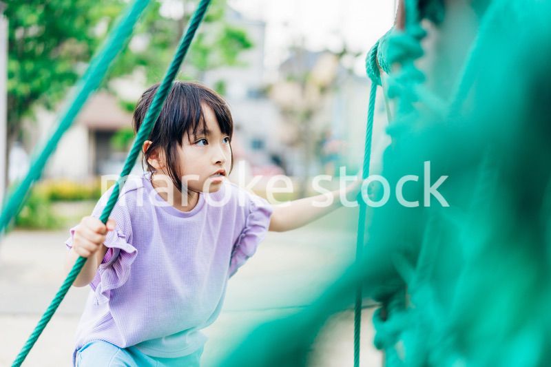 公園で遊ぶ小さな女の子