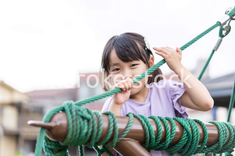 公園で遊ぶ小さな女の子