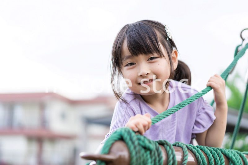 公園で遊ぶ小さな女の子