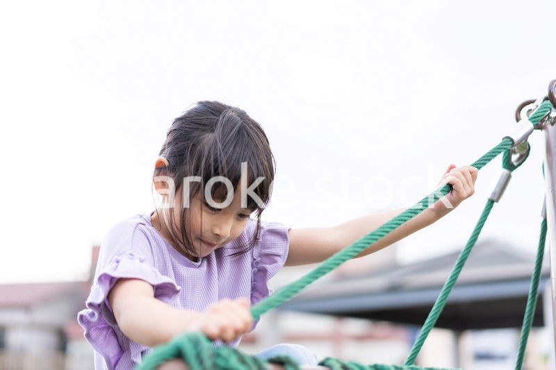 公園で遊ぶ小さな女の子