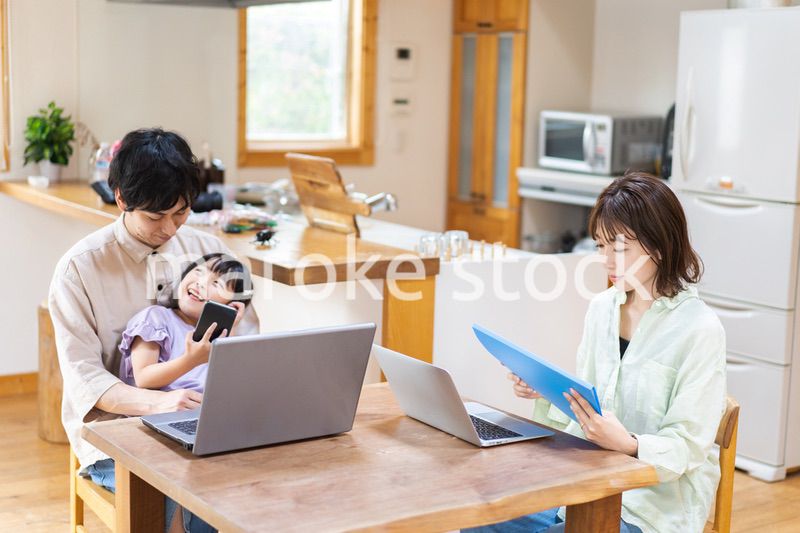 在宅勤務をするお父さんと家族