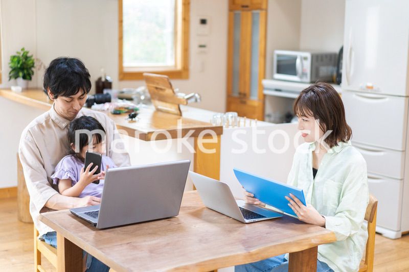 在宅勤務をするお父さんと家族