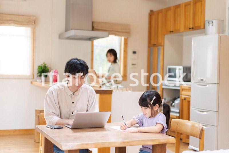 在宅勤務をするお父さんと家族