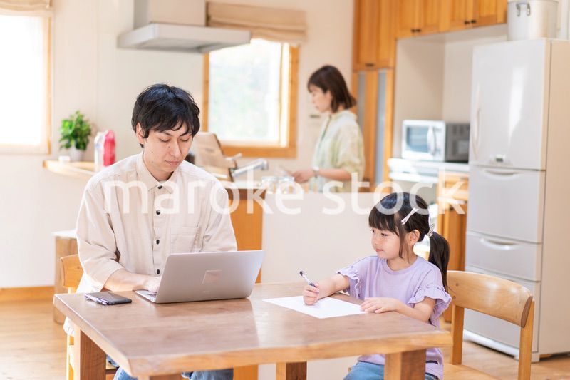 テレワークをする夫婦と子供