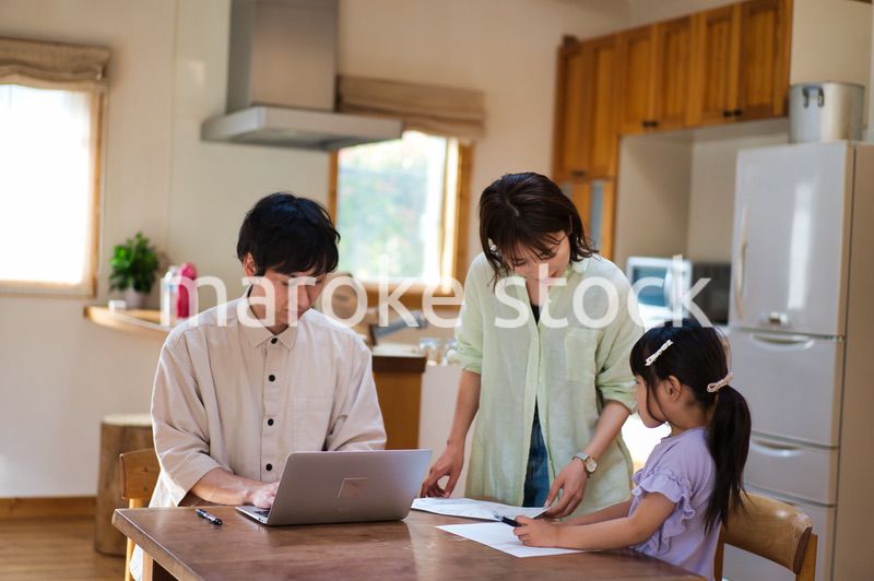 テレワークをする大人と家にいる子ども