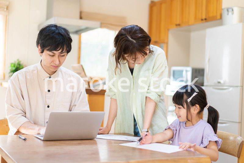 在宅勤務をするお父さんと家族