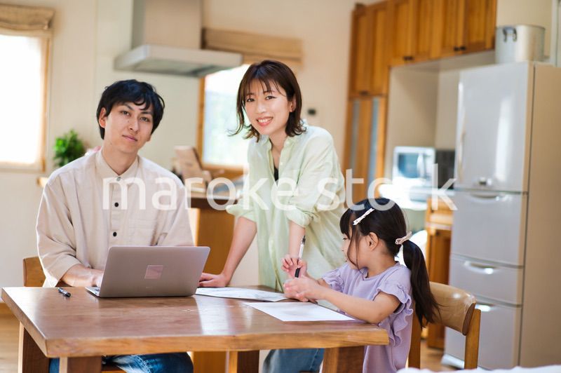 テレワークをする大人と家にいる子ども