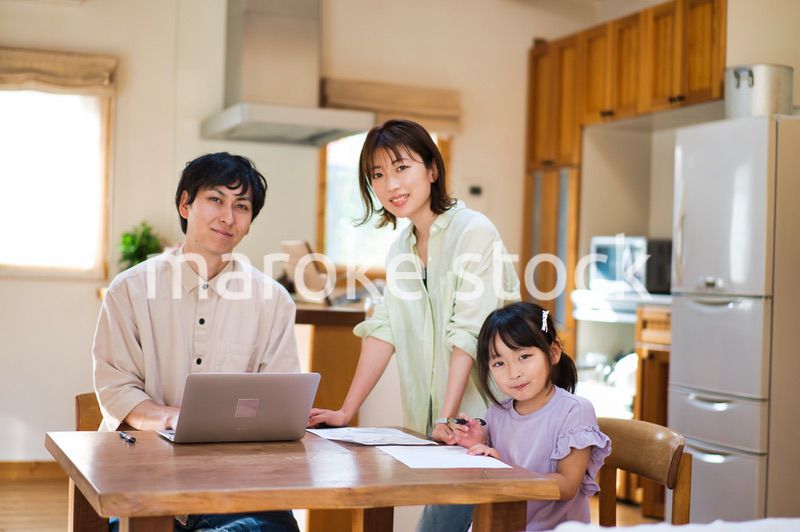 テレワークをする大人と家にいる子ども