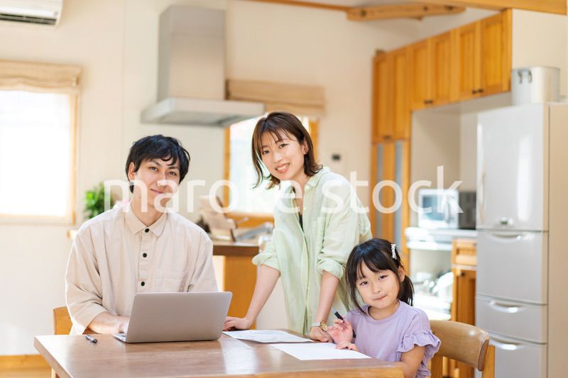 在宅勤務をするお父さんと家族