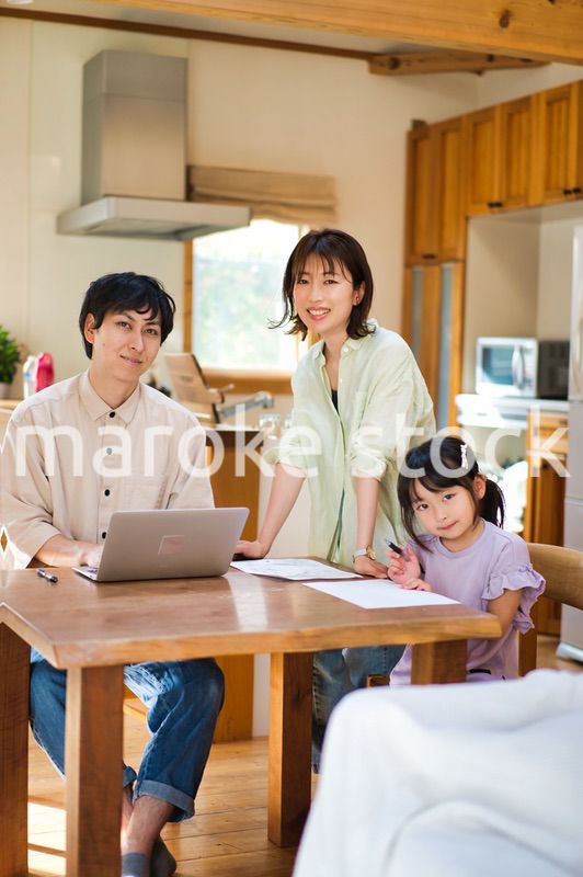 テレワークをする大人と家にいる子ども