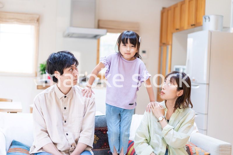 おうちで仲良く過ごす家族