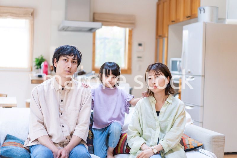 おうちで仲良く過ごす家族