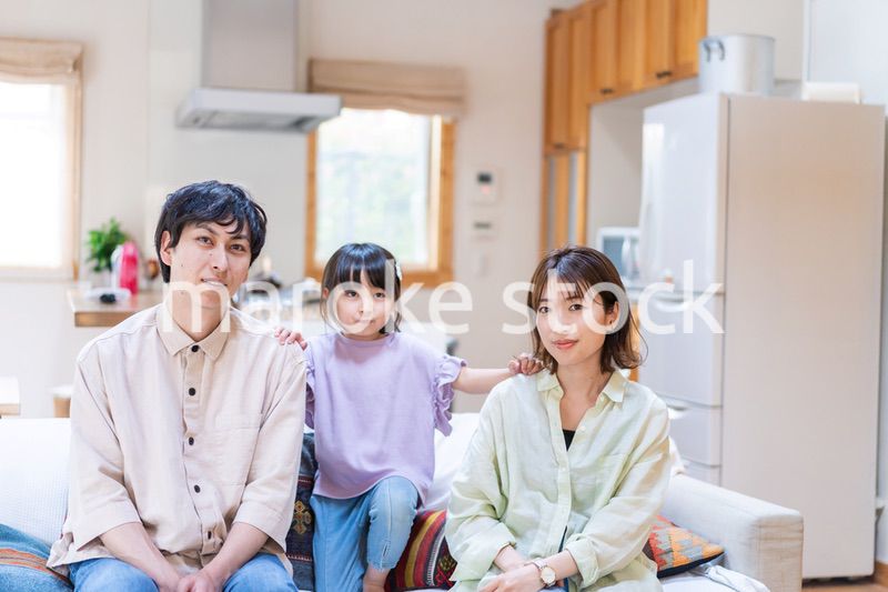 おうちで仲良く過ごす家族