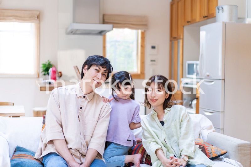 おうちで仲良く過ごす家族