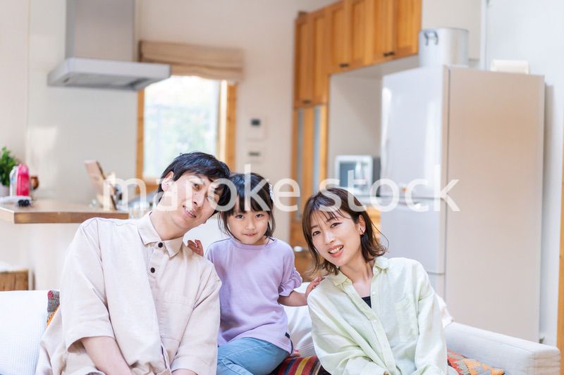 おうちで仲良く過ごす家族