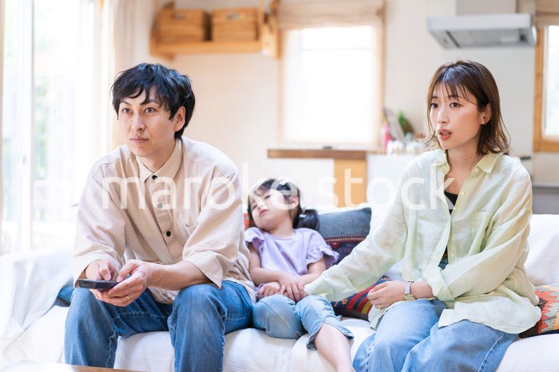 おうちで仲良く過ごす家族