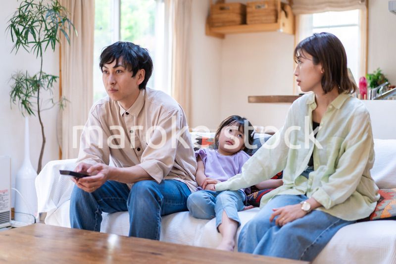 おうちで仲良く過ごす家族