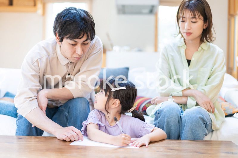 家でお勉強をする女の子と両親