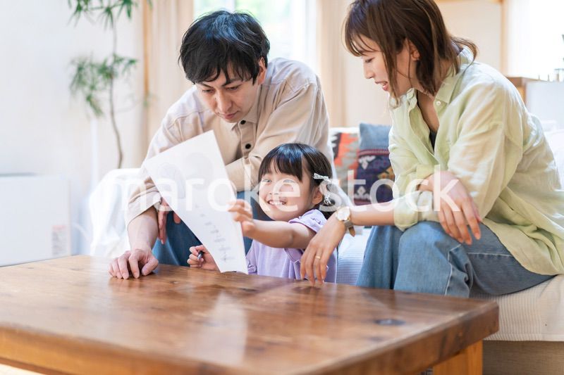 家でお勉強をする女の子と両親