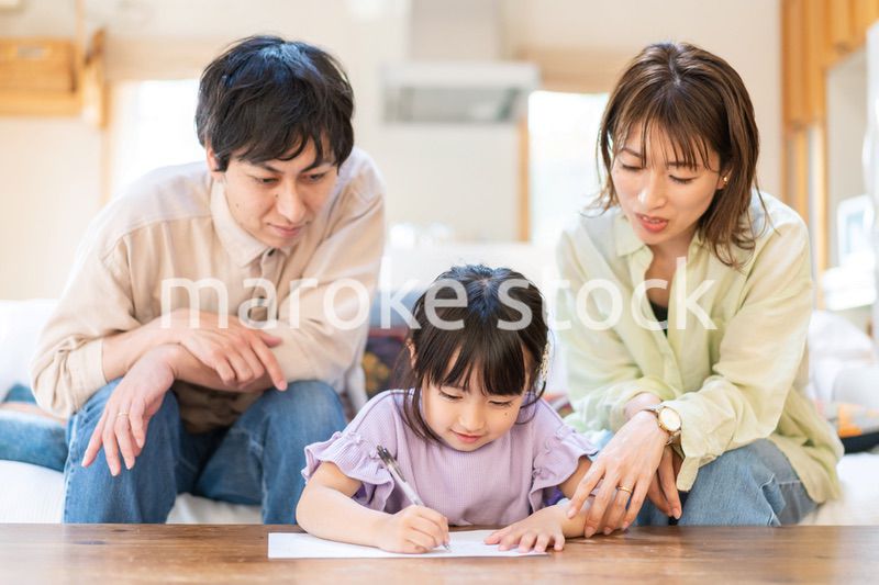 家でお勉強をする女の子と両親