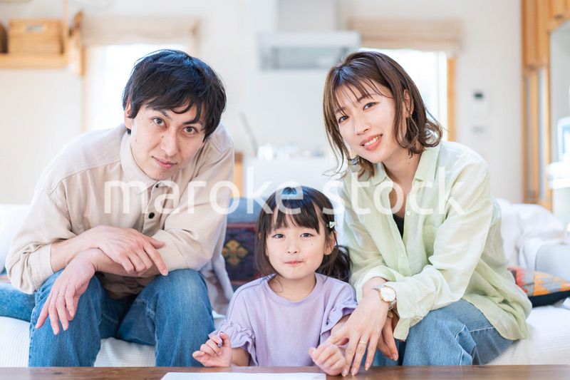 家でお勉強をする女の子と両親