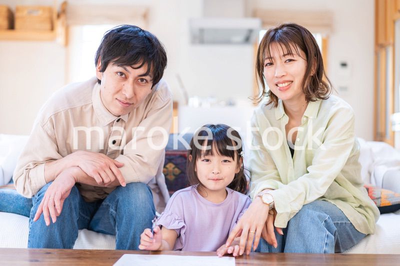 家でお勉強をする女の子と両親