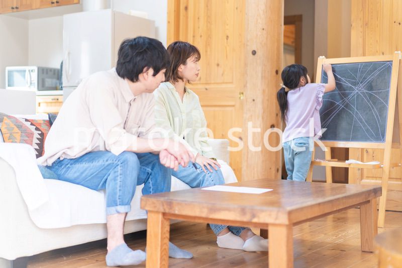 おうちで仲良く過ごす家族